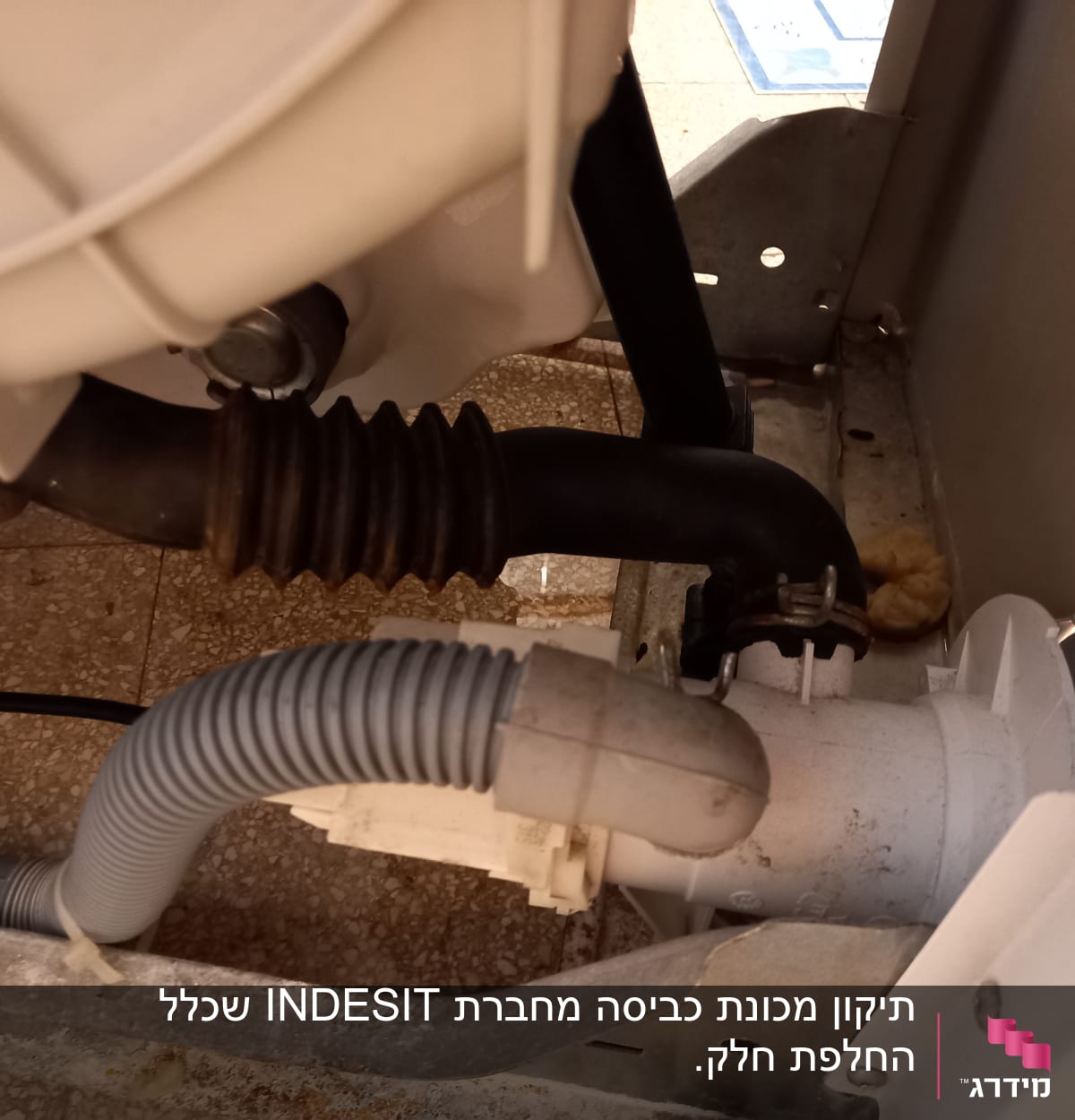 צינורות פלסטיק וגומי מחוברים למכשיר חשמלי